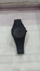 Black Minimalist Analog Wrist Aura Watch With Stainless Steel Strap And Butterfly Lock Non Waterproof